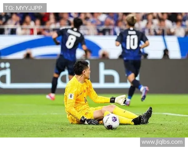 足球明星儿子因父亲比赛失利情绪崩溃泪流满面引发网友热议