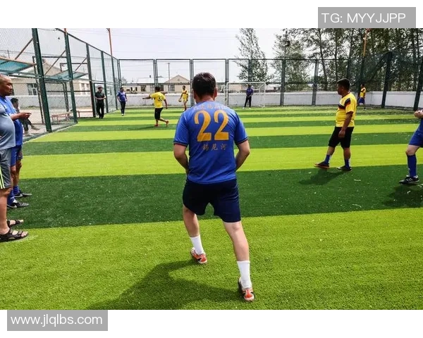 足球明星半袖时尚穿搭精选图片展示让你领略球场风采与潮流魅力